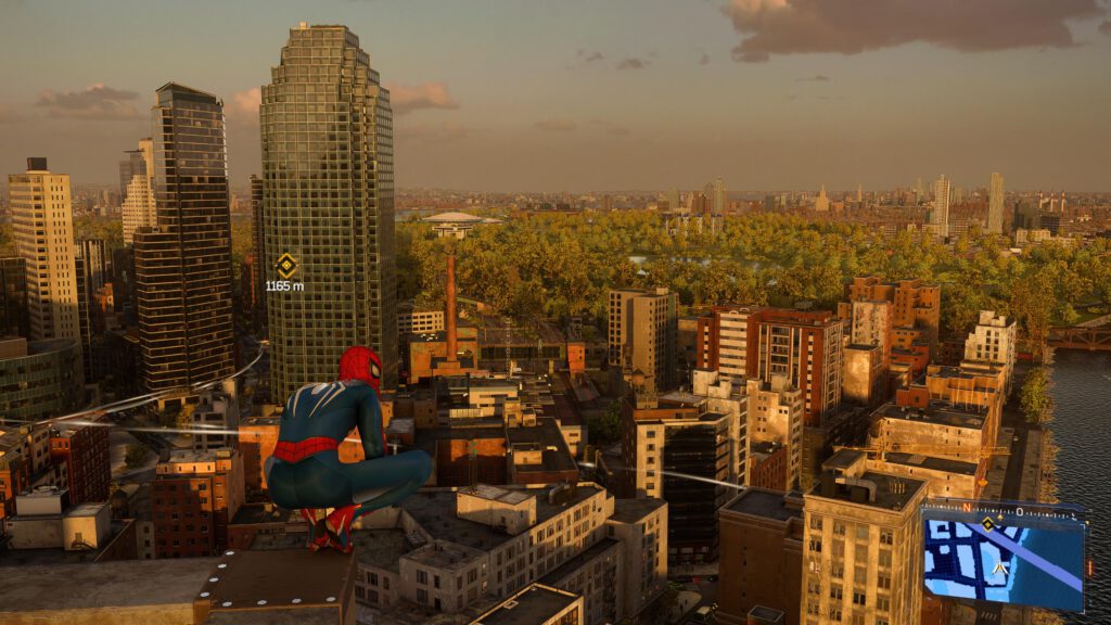 Spider-Man schaut vom Dach eines Hochhauses über den Central Park.