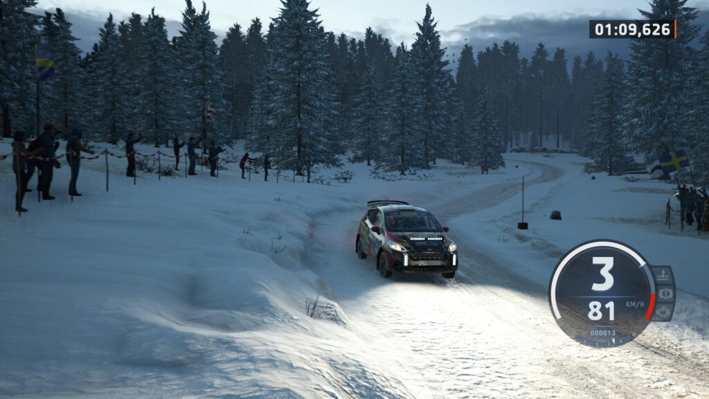 WRC Rally Auto im Schnee von Schweden fährt auf die Kamera zu.
